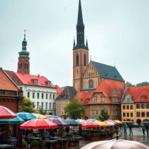 Gniezno pod deszczem: jak zaplanować ciekawe zwiedzanie i atrakcje na niepogodę